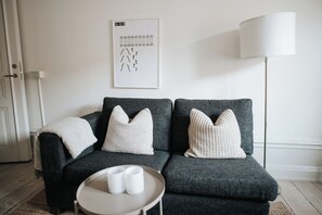 Deluxe King Room | บริเวณนั่งเล่น | ทีวีจอแบน 32 นิ้ว พร้อมช่องเคเบิล