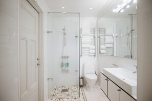 Deluxe King Room | Bathroom | Shower, free toiletries, hair dryer, towels - Guldgränd  (Stockholm)