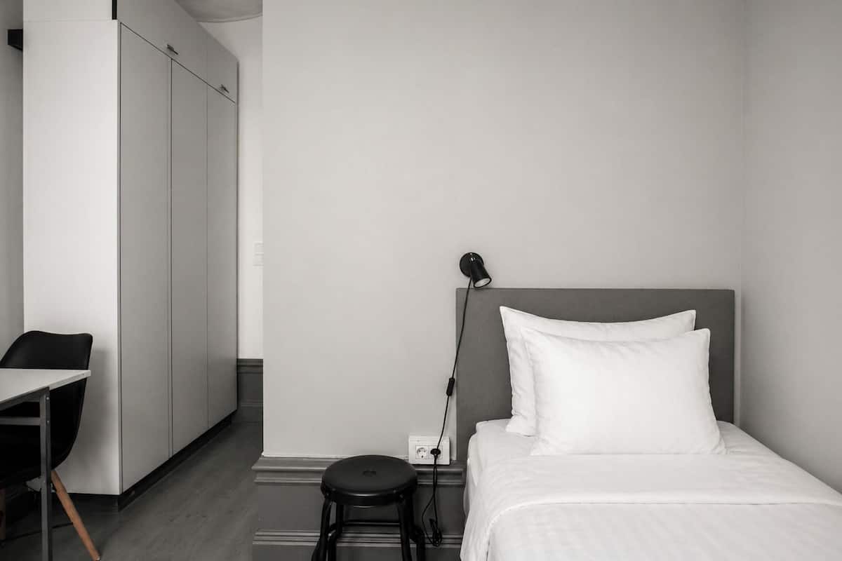 Single Studio | Roupas de cama premium, cortinas blackout, ferros/tábuas de passar roupa