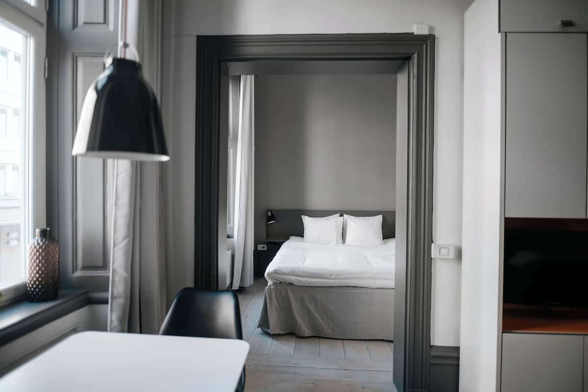 Standard-Zweibettzimmer, 2 Einzelbetten, Kochnische | 2 Schlafzimmer, hochwertige Bettwaren, Schreibtisch