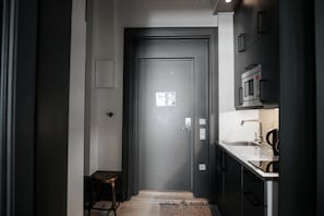 Standard Double Room | Eigene Kochnische | Mikrowelle, Wasserkocher mit Kaffee-/Teezubehör, Wasserkocher