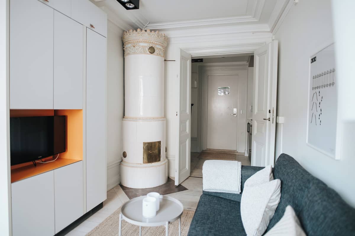 Classic-Zweibettzimmer, 2 Einzelbetten, Kochnische | Wohnbereich | 32-Zoll-Flachbildfernseher mit Kabelempfang