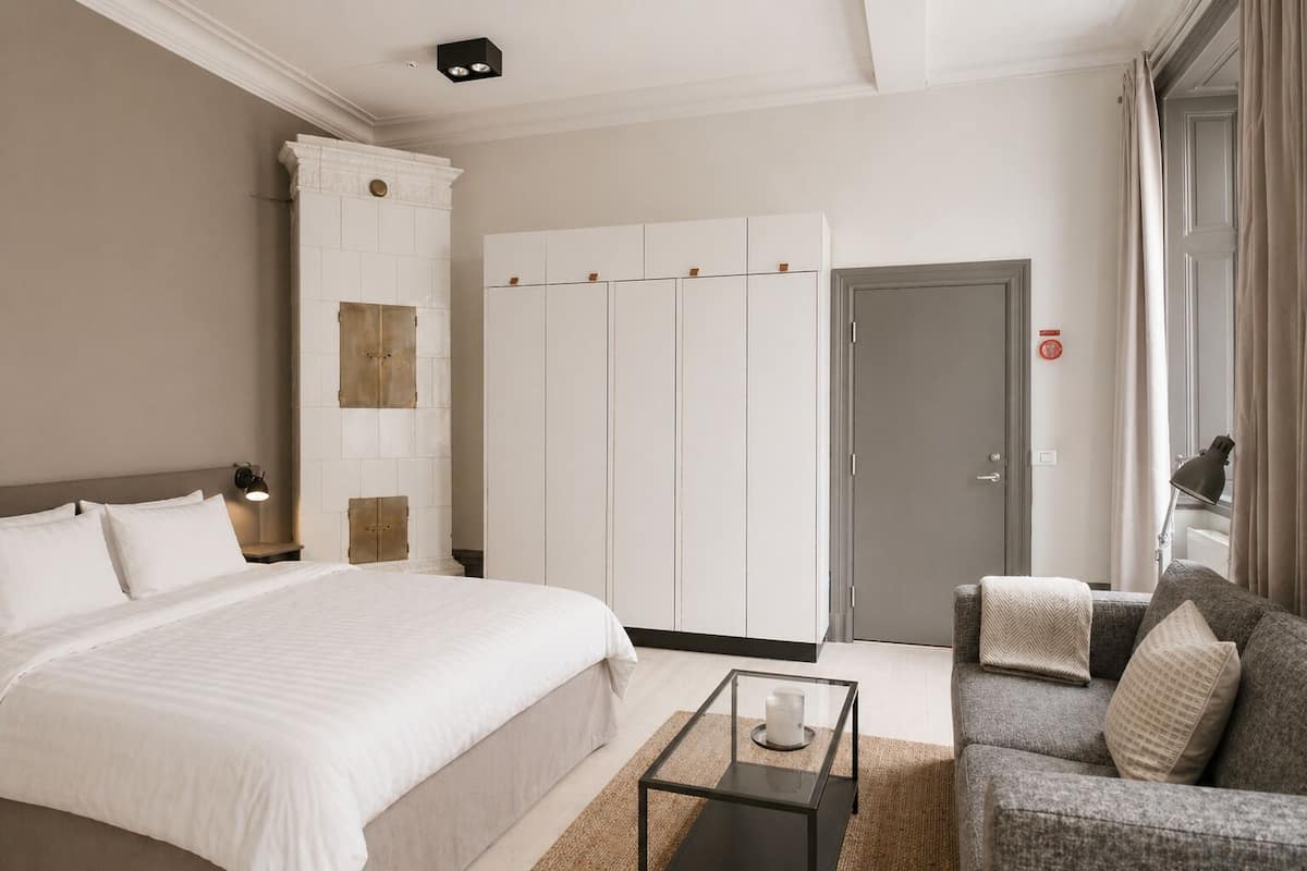 Double Studio Large | Premium bedding, blackout drapes, iron/ironing board, free WiFi