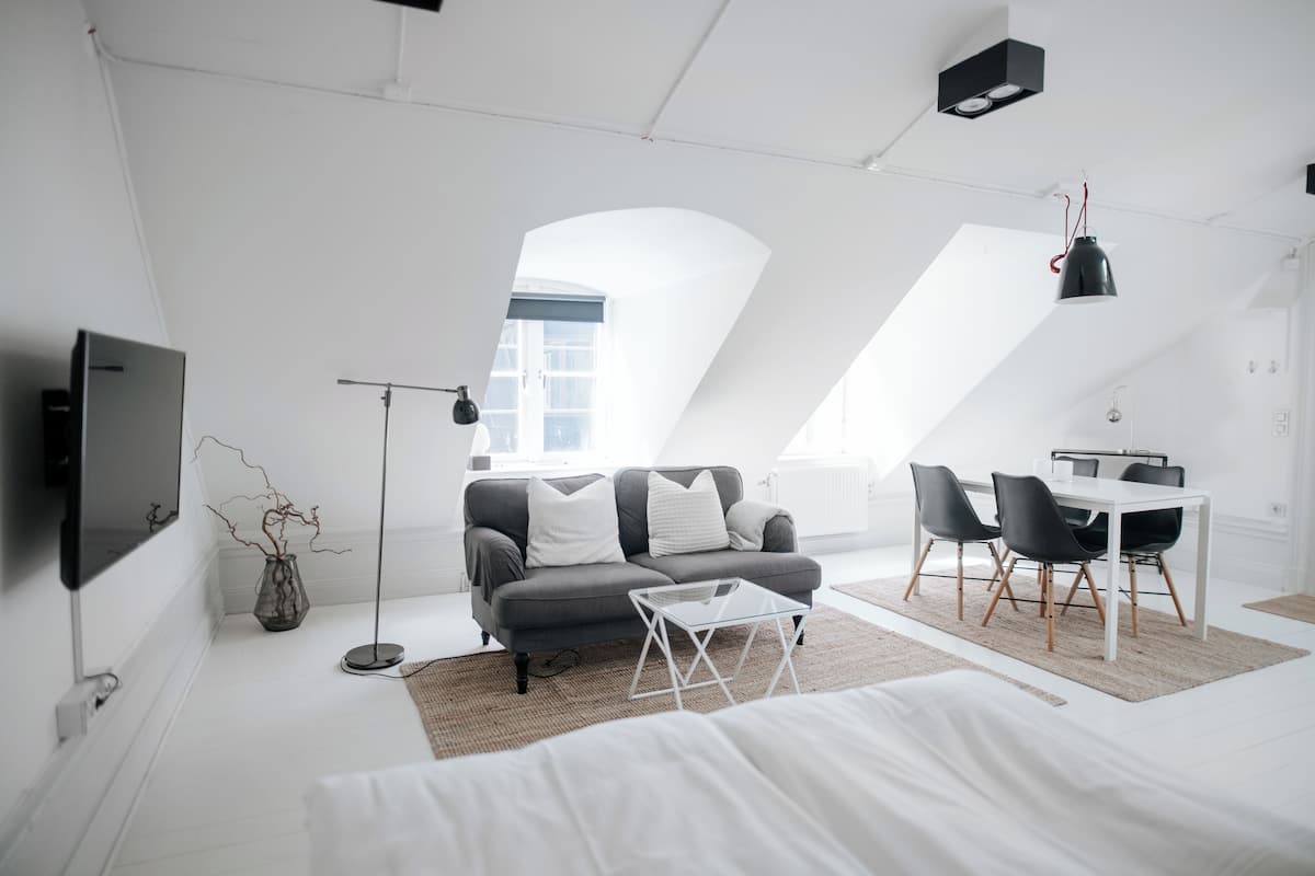 Junior-Doppelzimmer, 1 Doppelbett, Kochnische | Wohnbereich | 32-Zoll-Flachbildfernseher mit Kabelempfang