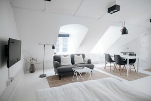 Standard Single Room | Living area | 32-inch flat-screen TV with cable channels