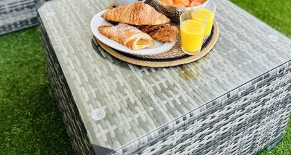 Modern and cosy apartment with a beautiful terrace and parking, Paris La Défense