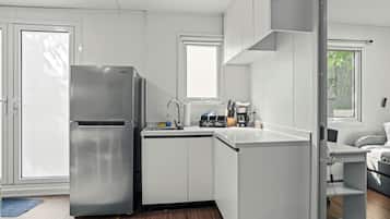 Full-size fridge, microwave, oven, stovetop