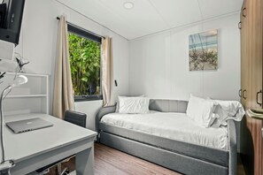 Egyptian cotton sheets, premium bedding, desk, laptop workspace - Tiny Homes in Fort Lauderdale (Hollywood)