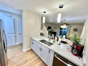 Réfrigérateur, micro-ondes, plaque de cuisson, lave-vaisselle