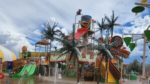 Un parc aquatique doté de toboggans, d’attractions aquatiques et d’une grande structure colorée.