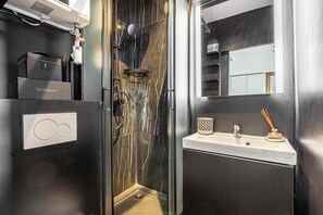 Haartrockner, Handtücher, Seife, Toilettenpapier