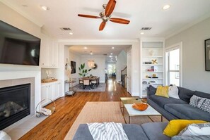 Living area - RIVER OAKS 🤩 4BR 3300 sq ft ❤️CLOSE TO EVERYTHING!! (Houston)