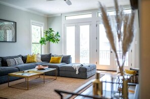 Living area - RIVER OAKS 🤩 4BR 3300 sq ft ❤️CLOSE TO EVERYTHING!! (Houston)