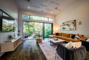 Living area - 💎 LUXURY CENTRAL HEIGHTS URBAN OASIS 🌲3100 sq ft 📸 (Houston)