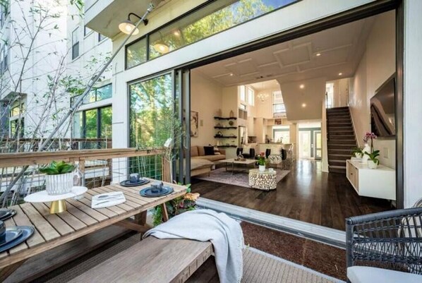 Outdoor dining - 💎 LUXURY CENTRAL HEIGHTS URBAN OASIS 🌲3100 sq ft 📸 (Houston)