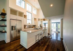 Private kitchen - 💎 LUXURY CENTRAL HEIGHTS URBAN OASIS 🌲3100 sq ft 📸 (Houston)