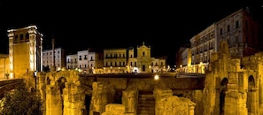 An ancient stone bridge with columns, connecting two parts of a city at night. - Elegant Farmhouse With Swimming Pool - Beahost (Galatina)