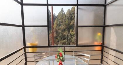 Backwoods Suites : Serene retreat with breathtaking views.