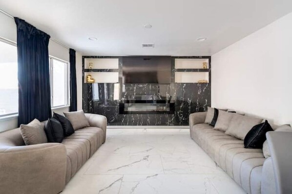 Living area - Lavish Las Vegas Home (Las Vegas)
