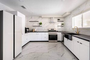 Private kitchen - Lavish Las Vegas Home (Las Vegas)