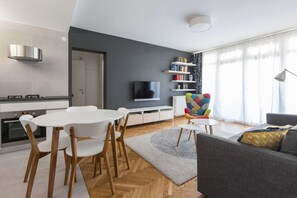 Un appartement moderne comprenant une cuisine, un coin repas et un salon.