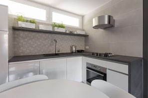 Frigorifero, microonde, forno, piano cottura