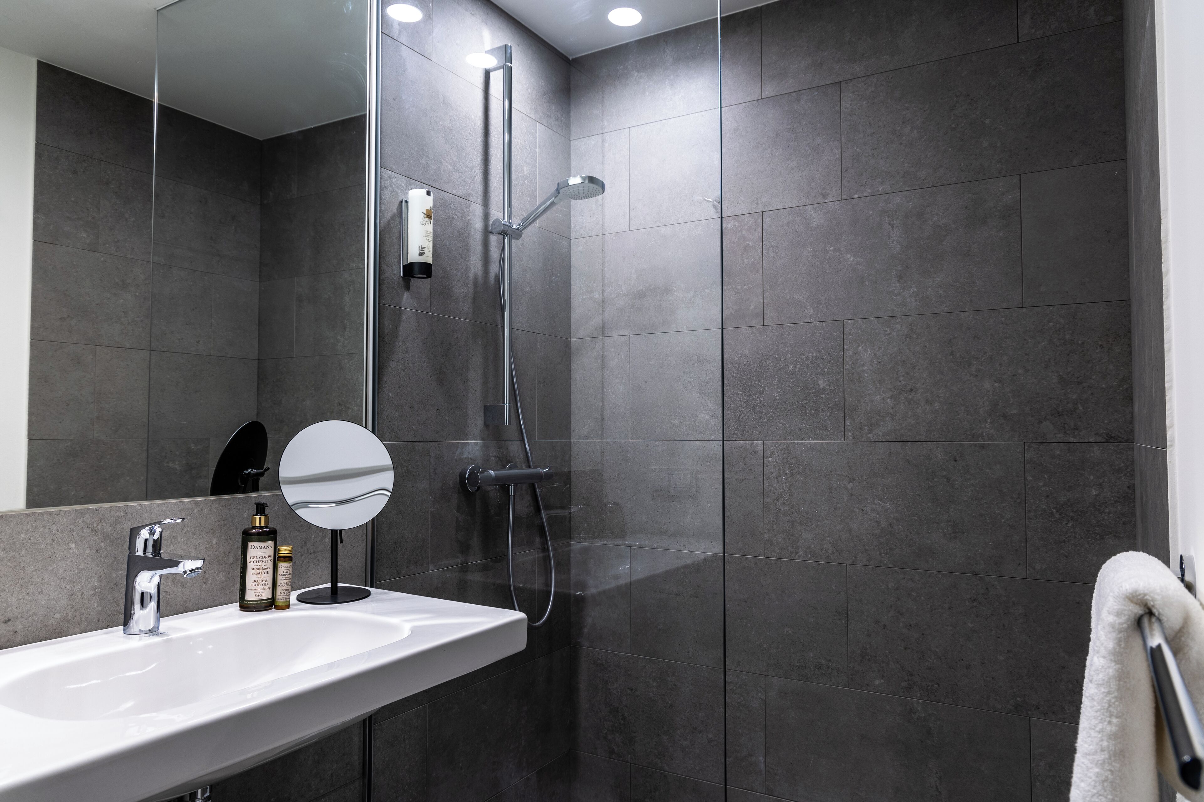 Dusche, kostenlose Toilettenartikel, Haartrockner, Hausschuhe