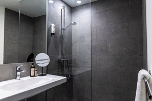 Dusche, kostenlose Toilettenartikel, Haartrockner, Hausschuhe