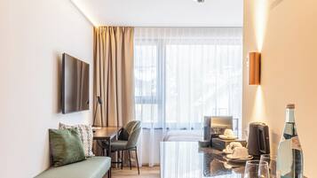 Allergikerbettwaren, Minibar, Zimmersafe, Schreibtisch
