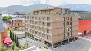 Un hotel de varios pisos con un diseño moderno, que cuenta con balcones y terrazas.
