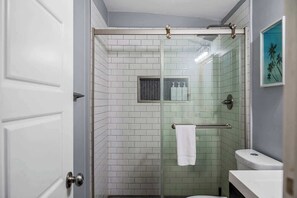 Douche, articles de toilette (gratuits), séchoir à cheveux, shampooing