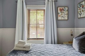 2 bedrooms, iron/ironing board, WiFi, bed sheets