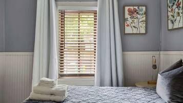 2 habitaciones, tabla de planchar con plancha, wifi y ropa de cama