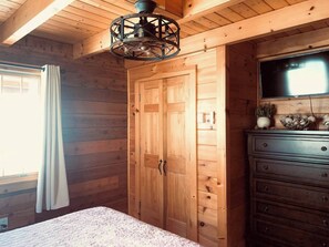 3 bedrooms, iron/ironing board, free WiFi, bed sheets - Cozy Catskills Log Cabin on 20 Acres (Roxbury)