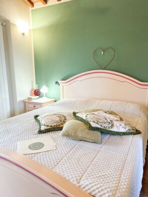 2 bedrooms, desk, iron/ironing board, free WiFi - Intera Casa Vacanze con Giardino e Piscina ad uso Esclusivo a 2km da S.gimignano (San Gimignano)