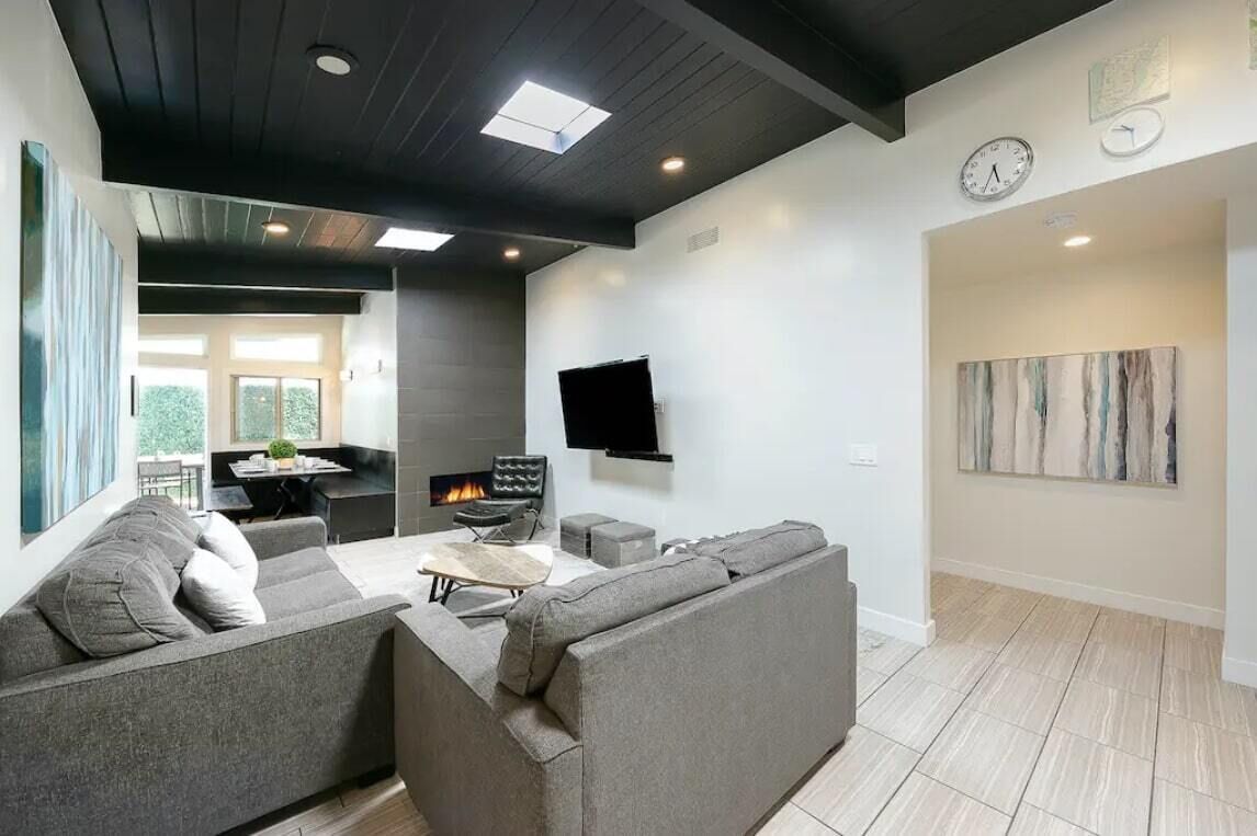 Smart TV, fireplace
