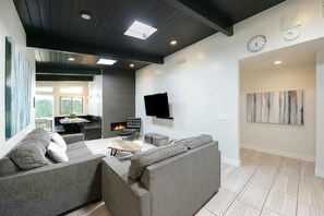 Smart TV, fireplace