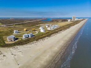 På stranden, solsenger og strandhåndklær