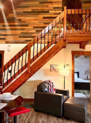 Interior - Amazing Mountain View’s/Hot Tub/ Honeymooner’s (townsend)