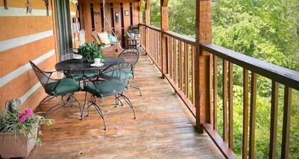 Smoky Mountain Cabin With Private Deck Hot Tub Close to National Park