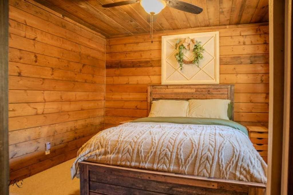 2 bedrooms, desk, iron/ironing board, travel crib