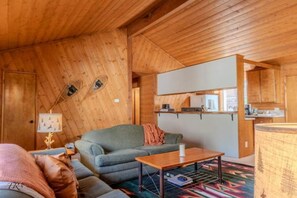 Smart TV, fireplace - Pinetree Place (Wrightwood)