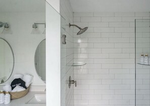 Een douche, een haardroger, handdoeken, zeep