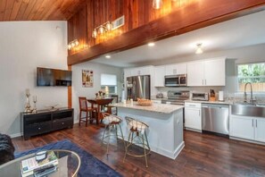 冷蔵庫、電子レンジ、オーブン、コンロ