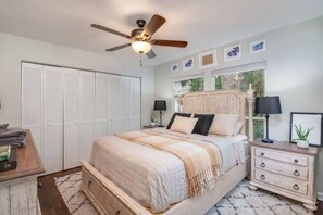 2 bedrooms, iron/ironing board, free WiFi, bed sheets - Hidden Historic Ocala Bungalow (Ocala)