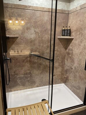 Dusche, Haartrockner, Handtücher, Seife