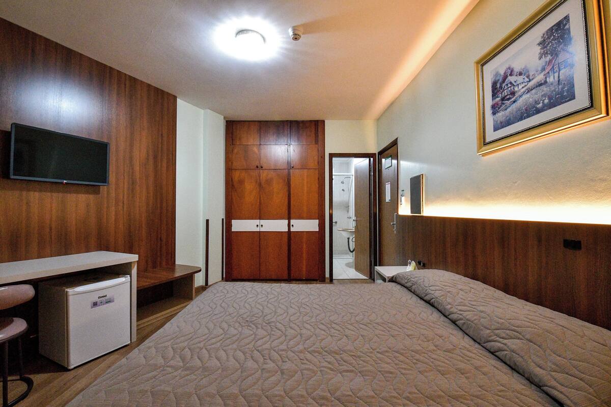 Apartamento Superior Casal ou 2 Solteiro | Bar mini, meja, langsir/tirai gelap terus, seterika/papan seterika