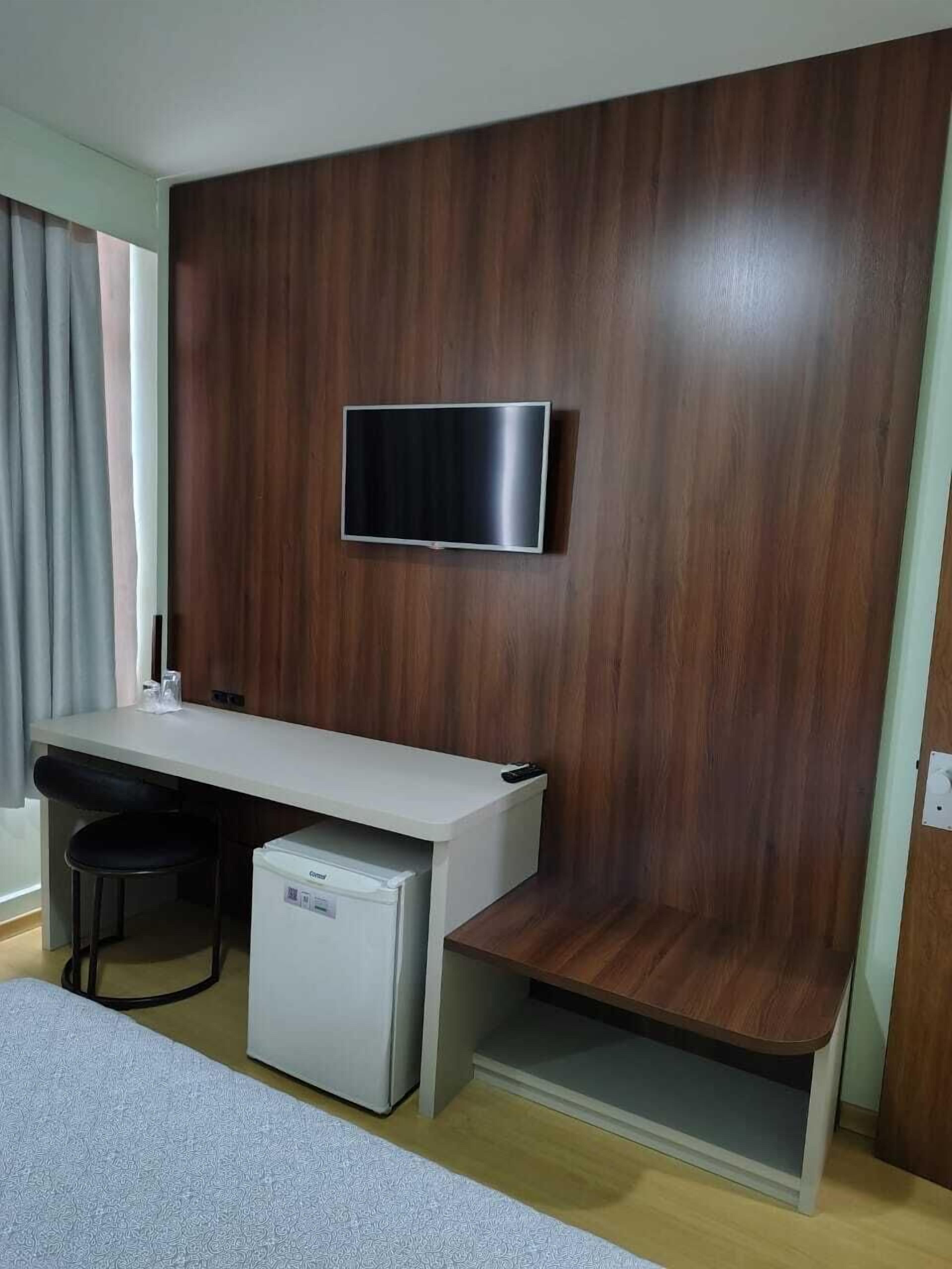 Minibar, bureau, rideaux occultants, fer et planche à repasser