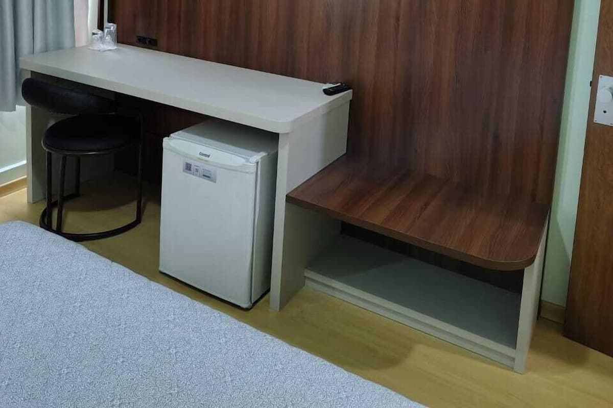 Minibar, bureau, rideaux occultants, fer et planche à repasser