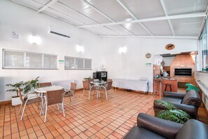 En 32-tommers LED-TV med kabel-kanaler samt PC-skjermer og printere